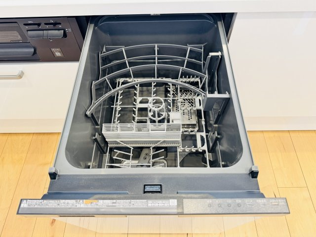 ライオンズマンション南大沢のキッチン|～食洗機付き　食事後の食器洗いはお任せ、家族でゆっくりとくつろげます～