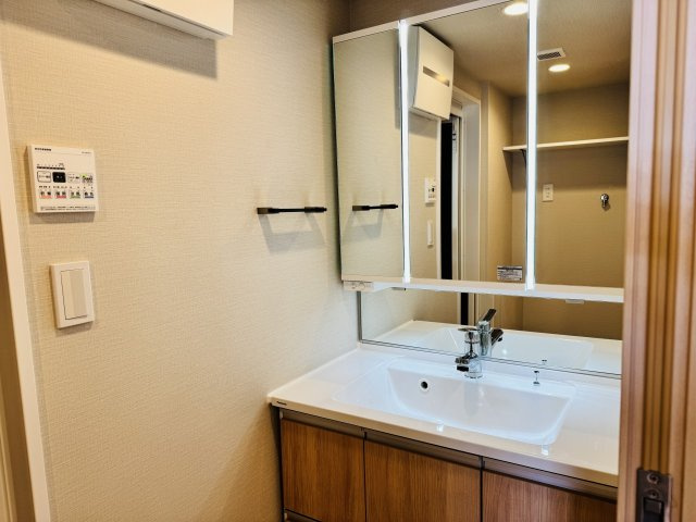 ライオンズマンション南大沢の独立洗面台|～新規交換済、３面鏡付きの独立洗面台　細々している物をスッキリ収納出来ます～