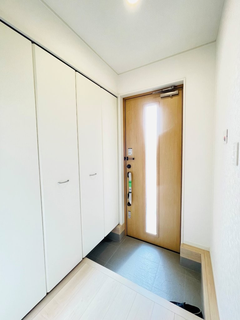 豊田市千足町第6　新築分譲住宅　全4棟　3号棟の玄関|大容量のシューズボックス付きで玄関が靴で散らかりません。