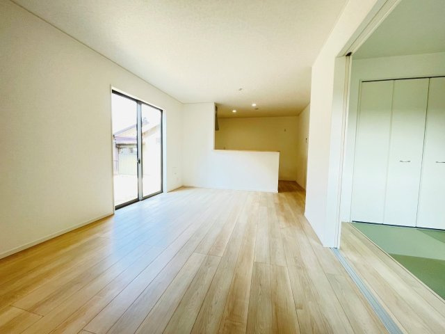 豊田市千足町第6　新築分譲住宅　全4棟　3号棟の居間・リビング|どこにいても家族の顔が見える、明るく開放的なLDK。