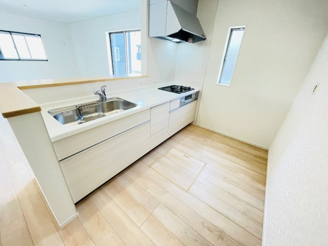 豊田市千足町第6　新築分譲住宅　全4棟　3号棟のキッチン|広いシステムキッチンでお子様と一緒にお料理もできます。