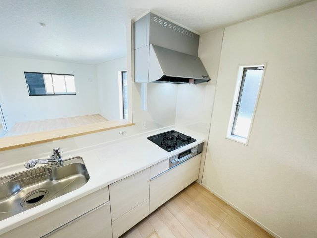 豊田市千足町第6　新築分譲住宅　全4棟　3号棟のキッチン|便利な3口コンロ。