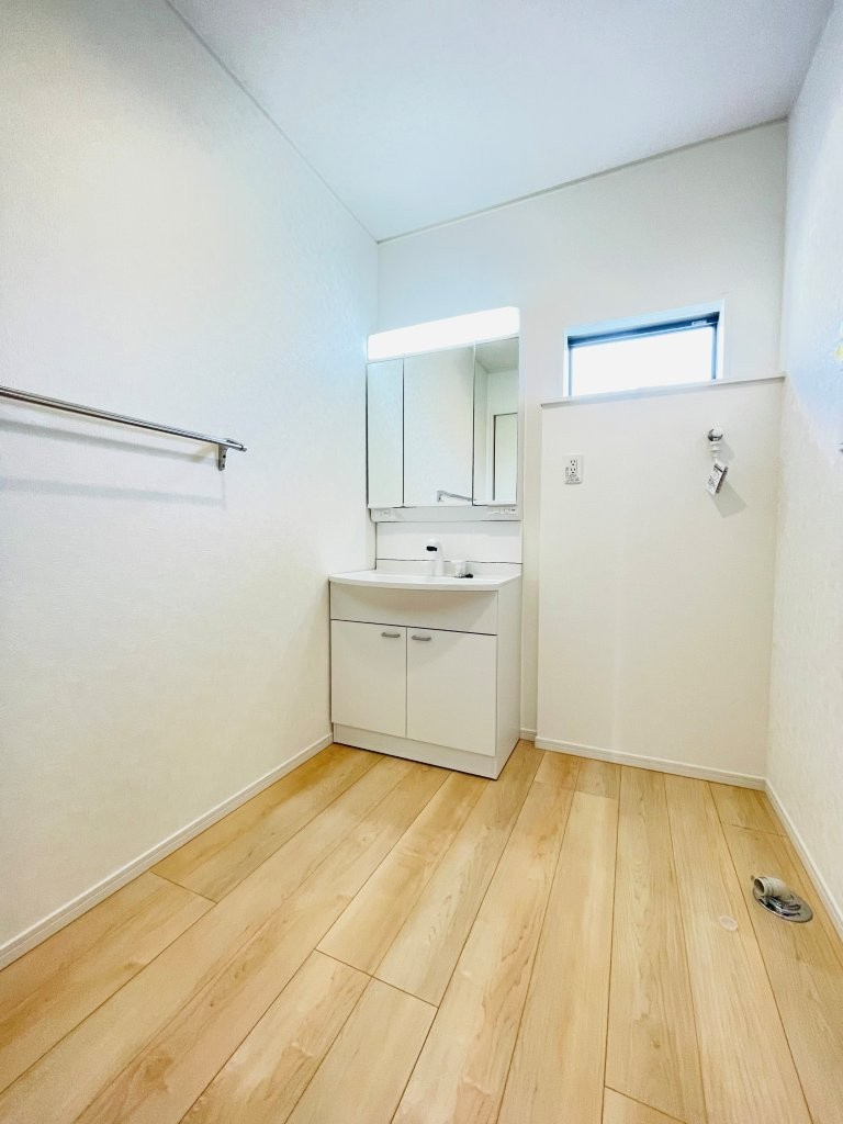 豊田市千足町第6　新築分譲住宅　全4棟　3号棟の独立洗面台|三面鏡仕様の洗面台！鏡の裏は収納になっています♪