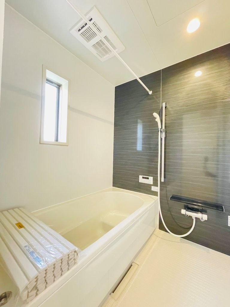 豊田市千足町第6　新築分譲住宅　全4棟　3号棟の浴室|１坪タイプのユニットバス！浴槽は断熱材入りでお湯が冷めにくいです♪浴室乾燥機で梅雨の時期は洗濯物を乾かせます！