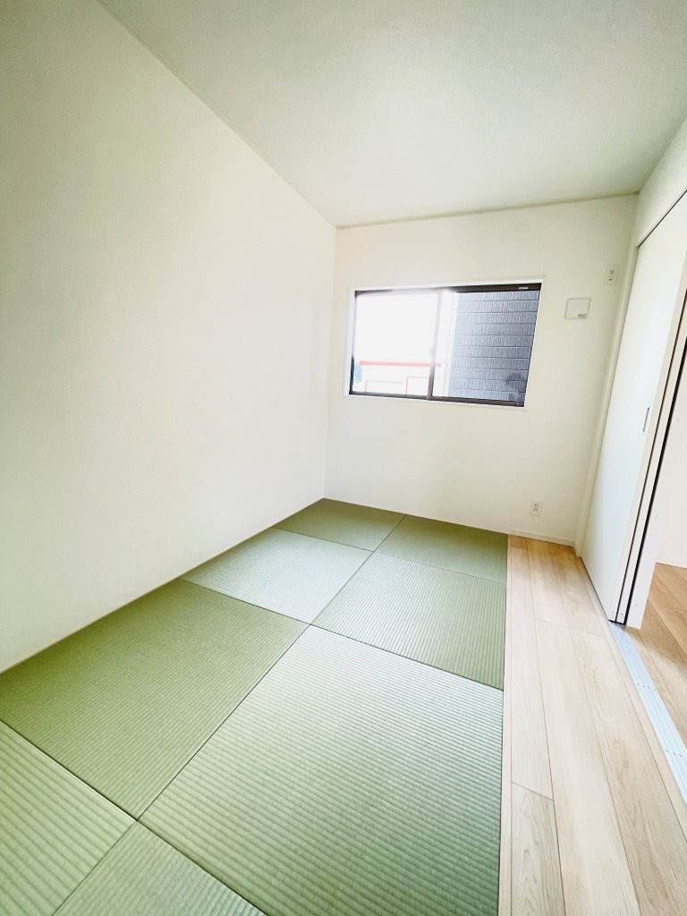 豊田市千足町第6　新築分譲住宅　全4棟　3号棟の和室|リビングに隣接した和室は、家事スペースやキッズスペースとしても活躍します！収納も完備。