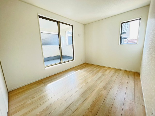 豊田市千足町第6　新築分譲住宅　全4棟　3号棟の洋室|大きな窓からたっぷりと陽光が注がれる明るい空間です。