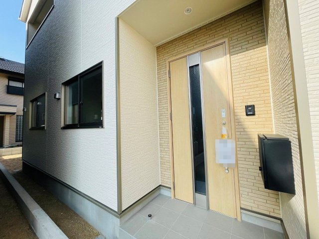 豊田市千足町第6　新築分譲住宅　全4棟　3号棟の玄関|玄関ポーチがあるので、雨の日でも濡れることがなくドアの開け閉めができます。