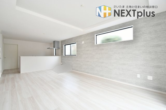 蓮田市馬込11期の居間・リビング|19帖の大空間は、家具を置いてもゆとりを感じる広さ。家族が自然と集まる居心地の良い場所を目指しました。隣接する洋室は将来的に間仕切りも可能で、ライフスタイルの変化に寄り添う、柔軟な設計が魅力です。