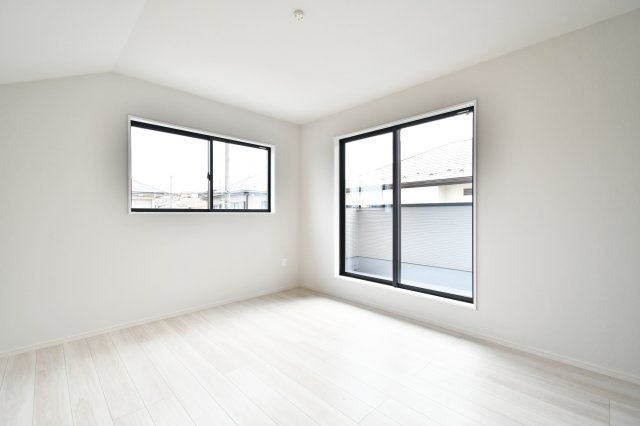 蓮田市馬込11期の洋室|洋室①：9.9帖の開放感あふれる主寝室。ライフスタイルの変化に合わせて、将来的に2部屋へ仕切れるフレキシブルな設計が魅力です 。家族の「今」と「未来」の両方に寄り添う、ゆとりあるプライベート空間です。