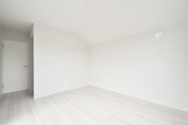 蓮田市馬込11期の洋室|洋室①：エリア内でもレアな9.9帖の広々とした主寝室。大型ベッドやソファを置いても余裕のある贅沢なプライベート空間を実現しました。自分らしく、ゆったりと寛げる「寝室」がここに。