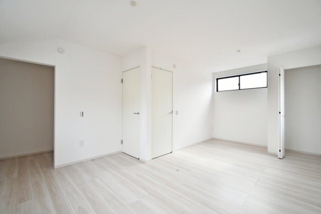 蓮田市馬込11期の洋室|洋室②：洋服から季節の家電まで収まるWICを完備。部屋に家具を置かずに済むため、9.9帖の開放感を余すことなく享受できます。整理整頓が自然と叶い、ホテルのような洗練された暮らしをスマートに支えます。