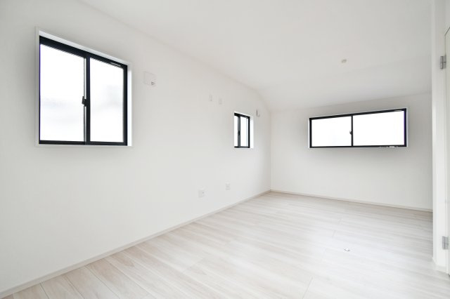 蓮田市馬込11期の洋室|洋室②：11.1帖の大空間は、将来的に2部屋へ仕切れるフレキシブル設計 。WICとクローゼットをダブルで備え、収納力も◎！家族の成長や変化に寄り添い、長く快適に住み続けられる理想の個室です。