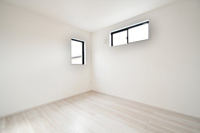 蓮田市馬込11期の洋室|洋室③：二面採光で心地よい光が差し込む、独立性の高い5.2帖の洋室。全居室に収納を完備しているため、限られた空間を最大限に活用できます。子供部屋や趣味に没頭する書斎としてのサイズ感と静寂が魅力。