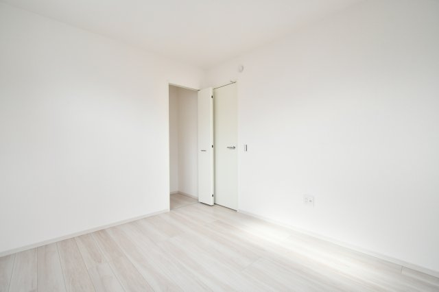 蓮田市馬込11期の洋室|洋室③：壁面には機能的なクローゼットを備え、衣類や小物をスマートに収納可能。居住スペースを常に広く保てる設計です。プライベートな時間を大切にできる、落ち着きある内装デザインが日々の暮らしを彩ります。