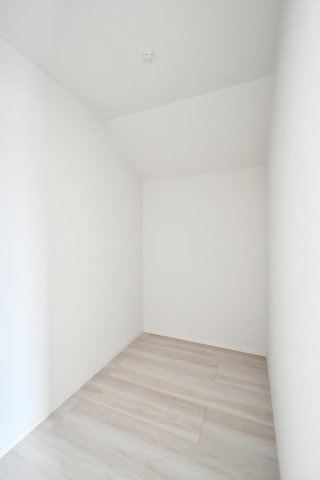 蓮田市馬込11期の収納|自由度の高い大容量空間。自分好みの収納ユニットを自由に配置し、理想の衣裳部屋をゼロから構築できます。既存の枠に縛られず、持ち物に合わせた「正解」を作れる贅沢な余白です。