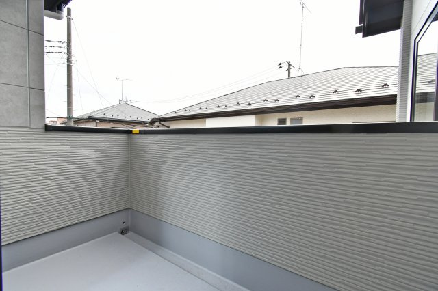 蓮田市馬込11期のバルコニー|南向きで陽当たりに恵まれた開放感あふれるバルコニー。横幅にゆとりがあるため、家族全員分の洗濯物も一度にたっぷり干せます。青空の下で心地よい風を感じながら、日々の家事も晴れやかな気分でこなせます。