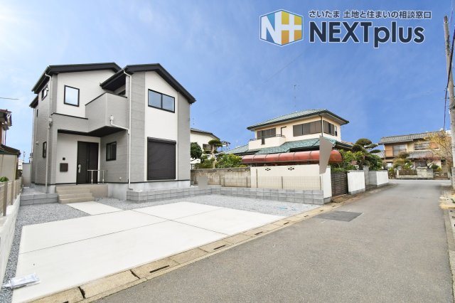 蓮田市馬込11期の前面道路含む現地写真|落ち着いた住宅街に馴染む、モダンな外観デザイン。前面道路は約4.0mあり、通り抜けが少ないため、小さなお子様がいるご家庭も安心の環境です。穏やかな光が差し込むこの場所で、新しい暮らしを始めませんか。