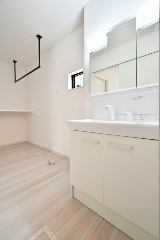 蓮田市馬込11期の独立洗面台|三面鏡裏の収納やワイドなボウルなど、忙しい朝を支える機能が充実。隣接するランドリールームへ直結する動線で、脱衣から洗濯までがスムーズに完結。白で統一された清潔感溢れる、使い勝手の良い洗面空間です。