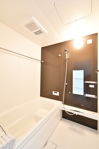 蓮田市馬込11期の浴室|一日の疲れを解き放つ、シックなアクセントパネルが映えるバスルーム。雨の日も安心の浴室乾燥暖房機を完備し、季節を問わず快適なバスタイムを叶えます。ゆったり足を伸ばせる浴槽でリラックス。