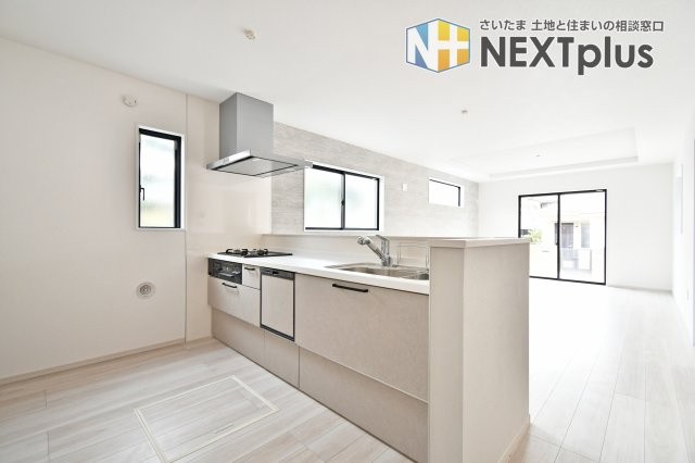 蓮田市馬込11期のキッチン|料理中も家族の笑顔が見える、開放感あふれる対面キッチン。食洗機や浄水器を備えた高い機能性が、日々の家事をスマートに支えます。窓から光が差し込む明るい空間で、毎日の献立作りがより軽やかな時間に。