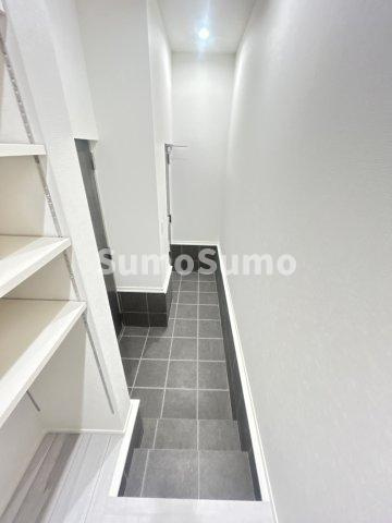 WORKINGBASE伊丹WESTの玄関|明るい玄関です
