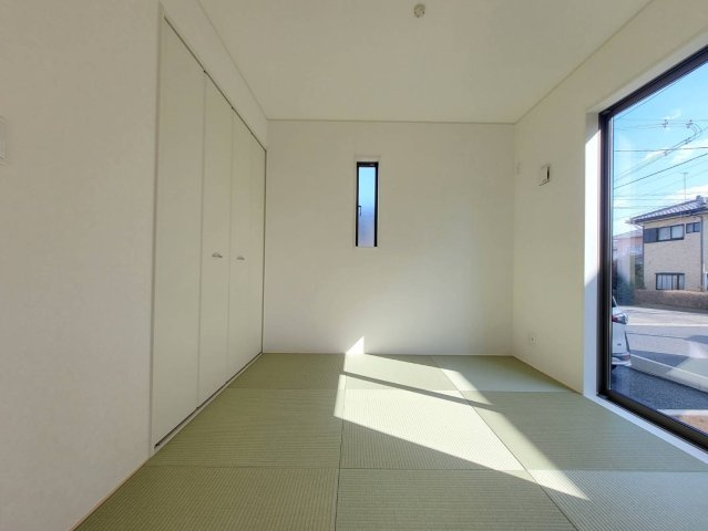 【Cradle garden】下野市下石橋 第3の和室|〇1F和室4.5帖〇
和室では足をくずして会話を楽しんだり、お庭眺めたり。ゆったりとしたときが流れます。
お子様のお昼寝スペースや客間、お友達やご親戚のお泊り部屋としても使えます。