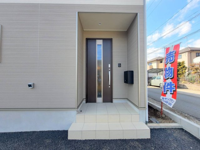 【Cradle garden】下野市下石橋 第3の玄関|〇玄関ポーチ〇
雨の日でも安心な屋根付き、人感センサー照明付き玄関ポーチ。カードキー対応のため、お荷物の多い日でもラクラク開錠！防犯カメラとTVモニター付きインターフォンでお子様のお留守番も安心♪
