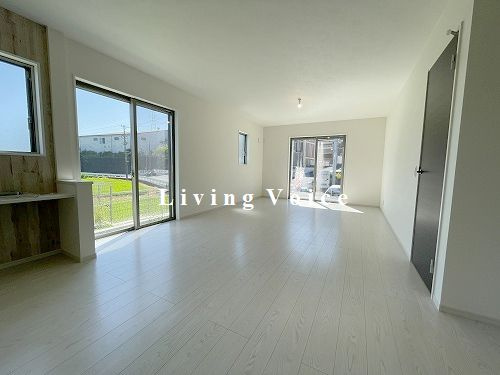 【居間・リビング】 | 【仲介手数料０円】藤沢市石川5期　新築一戸建て　2号棟　全3棟 | 藤沢市石川5期　新築一戸建て　全3棟