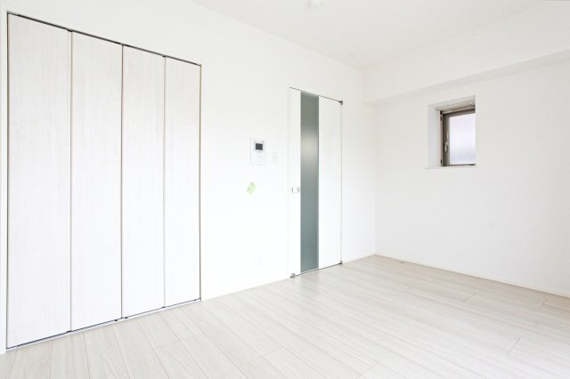 サヴォイ ル・カサブランカ　6階の居間・リビング|別号室のものになります。出窓はございません。