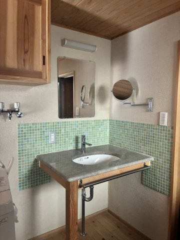 海見え！吹抜けでモダンな中古戸建の独立洗面台|独立洗面台