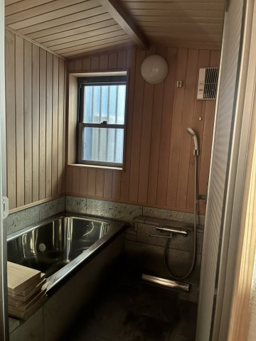 海見え！吹抜けでモダンな中古戸建の浴室|窓付き浴室