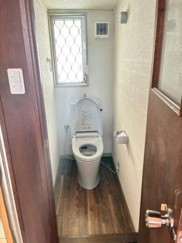 海見え！吹抜けでモダンな中古戸建のトイレ|トイレ