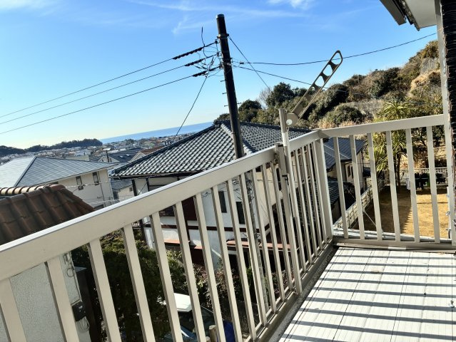 海見え！吹抜けでモダンな中古戸建のバルコニー|開放感ある展望