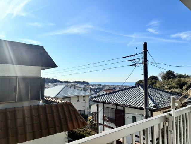 海見え！吹抜けでモダンな中古戸建の展望|バルコニーから海見え