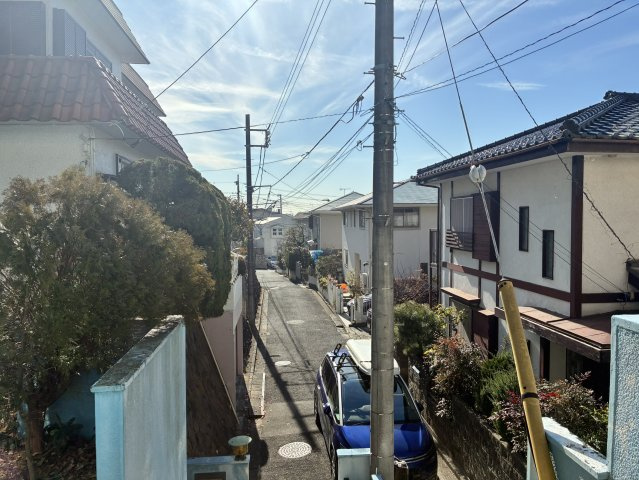 海見え！吹抜けでモダンな中古戸建の前面道路含む現地写真|前面道路