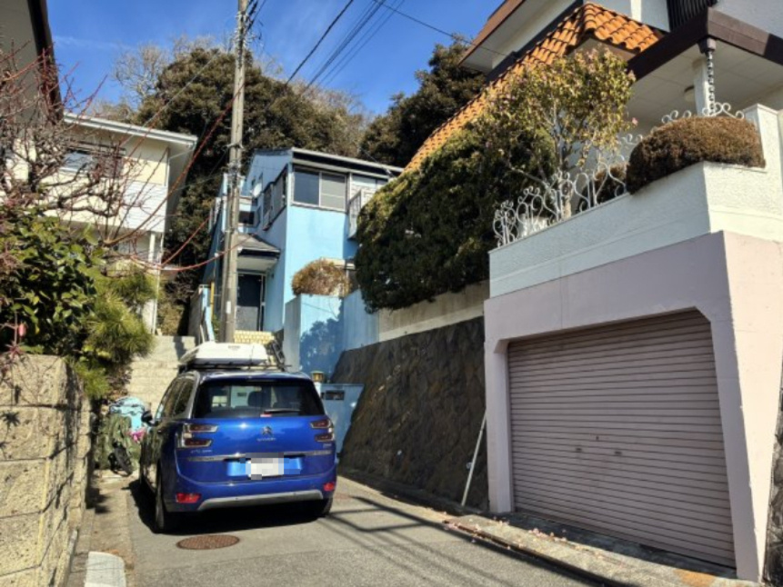 海見え！吹抜けでモダンな中古戸建の前面道路含む現地写真|前面道路