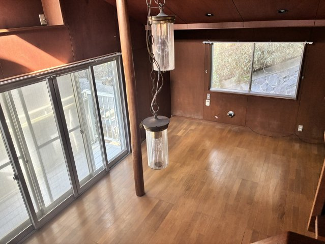 海見え！吹抜けでモダンな中古戸建の居間・リビング|大きな窓で開放的