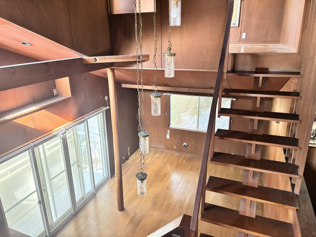 海見え！吹抜けでモダンな中古戸建の居間・リビング|自然光が入るリビング