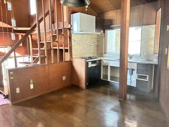 海見え！吹抜けでモダンな中古戸建のキッチン|明るいキッチン