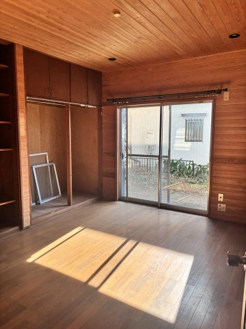 海見え！吹抜けでモダンな中古戸建の洋室|洋室