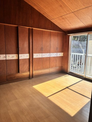 海見え！吹抜けでモダンな中古戸建の洋室|収納豊富の洋室