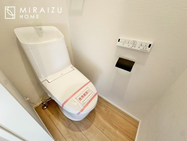 【トイレ】 | 空気の換気と窓からの光の明るさに配慮した清潔感のあるトイレ、ご自分の好きなアロマや芳香剤を置いて落ち着く空間を演出、一人になれる空間ですから、リラックスしたいですね。
