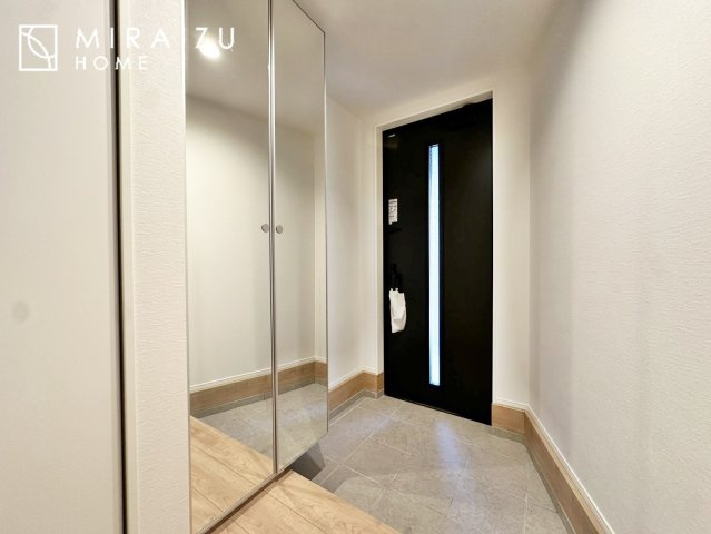 【玄関】 | いってきます♪ただいま♪明るい声が聞こえてきそうな玄関。ナチュラルなカラーがとても清潔感のある造りです♪
