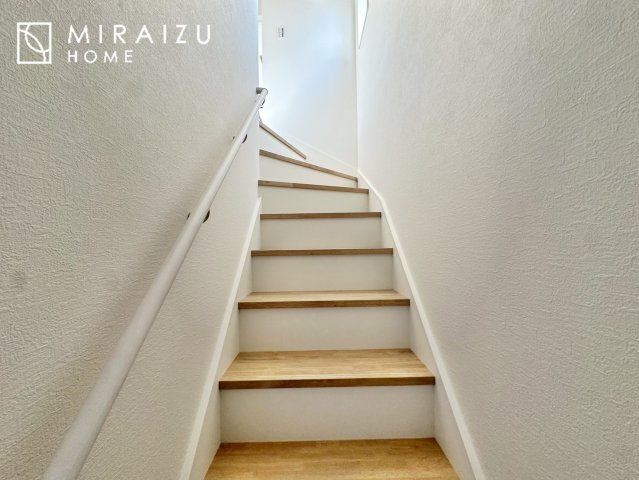 【内装】 | プライベートの空間もみんなで過ごす空間も両社兼ね備えたつくりです。階段には安全性を配慮し、手すりを設置。太陽の光と風が心地良い窓も付いた内装です。
