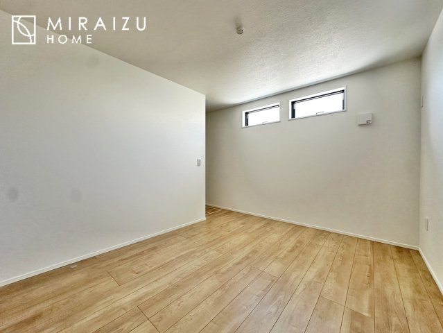 【寝室】 | 広さのある洋室は、ご夫婦様の寝室にぴったりですね。ご主人様の趣味のものや書斎などにも使用できるくらいの広さが嬉しいです。収納もばっちり完備してますのでお荷物が多いご家族様も安心してお暮しいただけます！