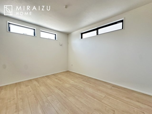 【子供部屋】 | お子様のお部屋にも主寝室にも使えますね。窓が二面についていますので採光もばっちり、空気の入れ替えもOK！自分のお部屋を持ちたいお子様の夢を叶えます！
