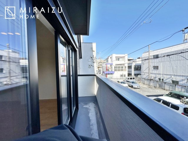 【バルコニー】 | 小鳥の鳴き声で目覚める朝、爽やかな風が入ります。太陽の陽射しでお洗濯物がカラッと乾き、気持ちの良い洋服とお布団で快適に過ごせます。