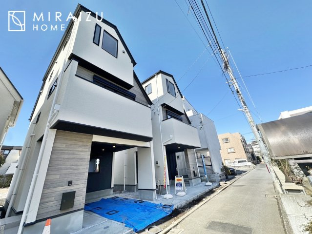 【外観】 | 青く澄み渡った綺麗な空と、陽の光をたっぷりと受ける、そんな新築住宅で新生活をスタートしてみませんか？見学・ご相談等、ミライズホーム(株)までお気軽にご連絡下さい。
