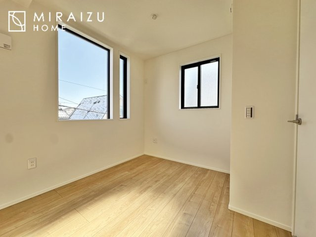 【洋室】 | 心も体も癒されるゆったりと落ち着いた洋室。窓が多いつくりになっています。窓が多いと明るい空間を保ち、室内へ気持ちの良い風も取り込んでくれます。