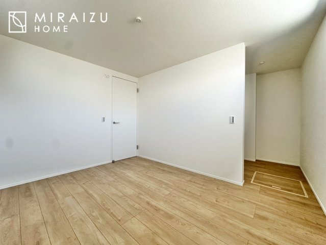 【寝室】 | 収納あり、自然な採光ありの洋室。家族みんなが気持ち良く目覚められる、過ごしやすい主寝室などにもお勧め。もちろん、ペットもご一緒に。